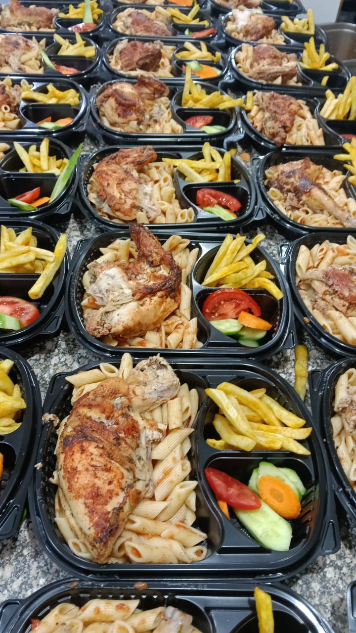 نص فرخة مشوية مع مكرونة قلم وبطاطس محمرة وسلطة في علب الوجبات