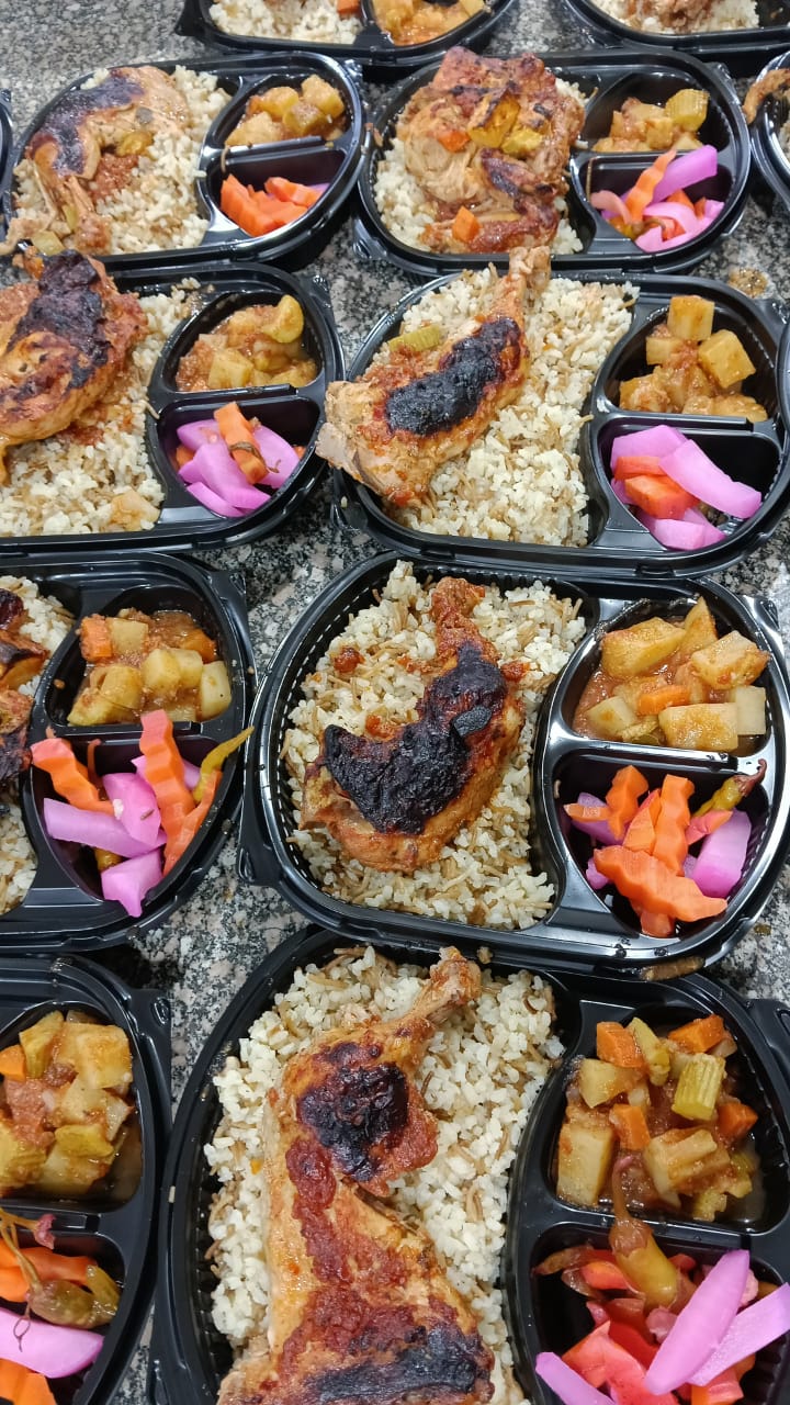 ورك فراخ مشوي على رز بالشعرية مع خضار وطرشي